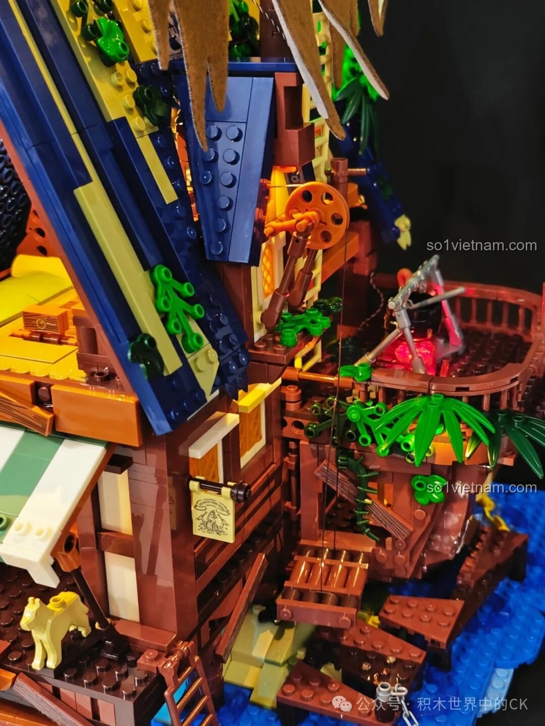 Cận cảnh nồi súp đang sôi và ngọn lửa đèn LED trên ban công quán rượu Funwhole F9011.