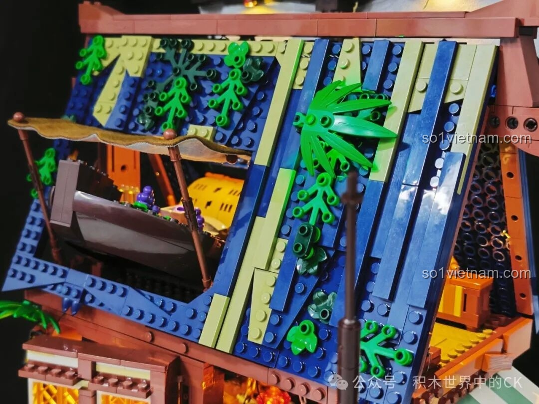 Chi tiết thùng ủ rượu lớn và các vật dụng trên gác mái của quán rượu Funwhole F9011.