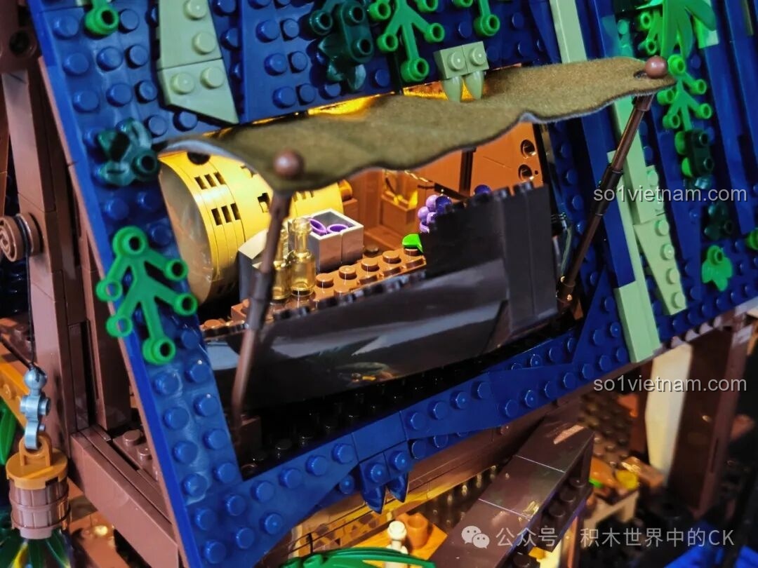 Cận cảnh mái nhà độc đáo và các chi tiết cây xanh của quán rượu Funwhole F9011, có đèn LED.