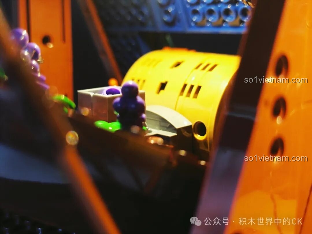 Góc nhìn cận cảnh cửa sổ gác mái và nội thất bên trong quán rượu Funwhole F9011.