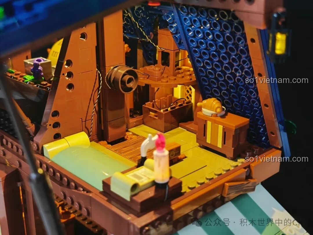 Chi tiết thùng ủ rượu và các vật dụng nhỏ trên gác mái của quán rượu Funwhole F9011.