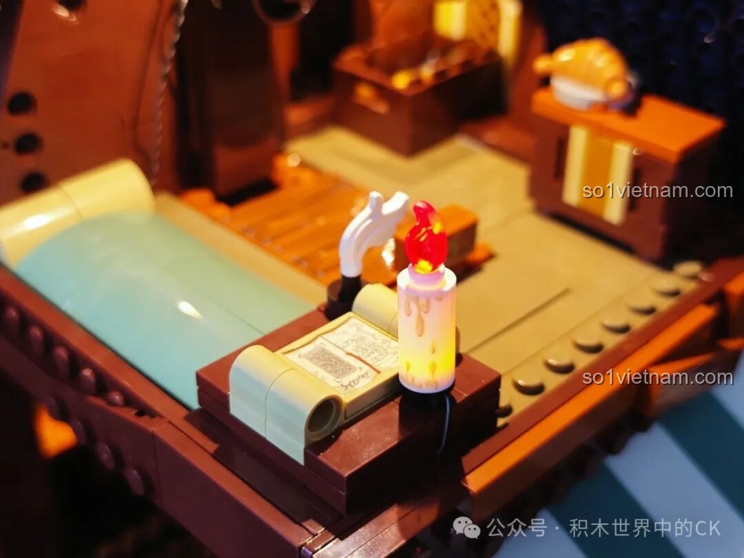 Góc nhìn cận cảnh phòng ngủ trên gác mái của quán rượu Funwhole F9011 với đèn LED.