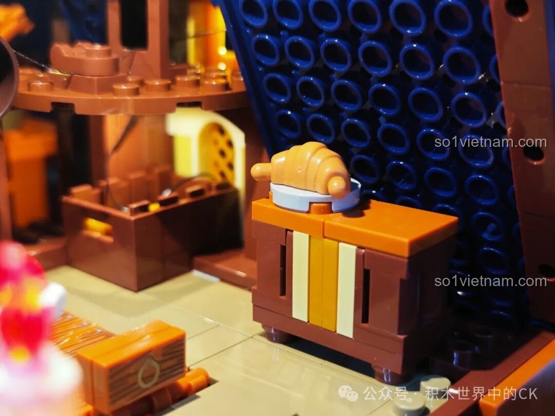 Chi tiết giường ngủ, nến và bản đồ trên gác mái của quán rượu Funwhole F9011, có đèn LED.