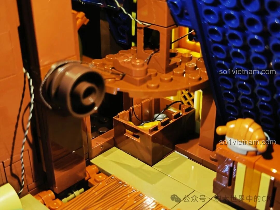 Cận cảnh tủ nhỏ và bánh sừng bò trên gác mái của quán rượu Funwhole F9011.