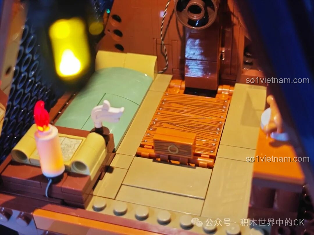 Chi tiết ròng rọc và hộp chứa đồ trên gác mái của quán rượu Funwhole F9011.