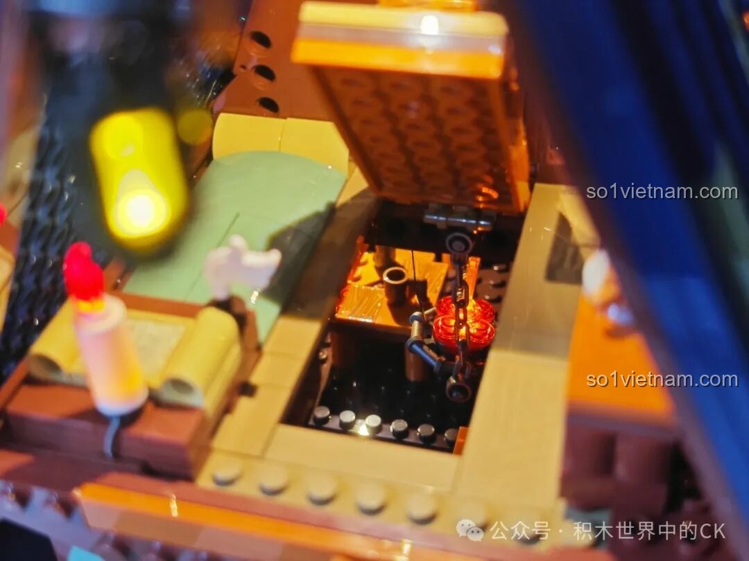 Góc nhìn cận cảnh phòng ngủ trên gác mái của quán rượu Funwhole F9011, có đèn LED.