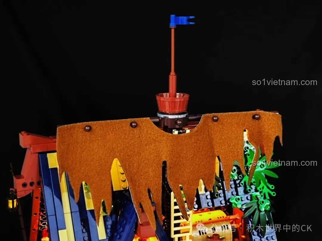 Chi tiết sàn gỗ có thể mở ra, lộ ra không gian bí mật dưới gác mái của Funwhole F9011.