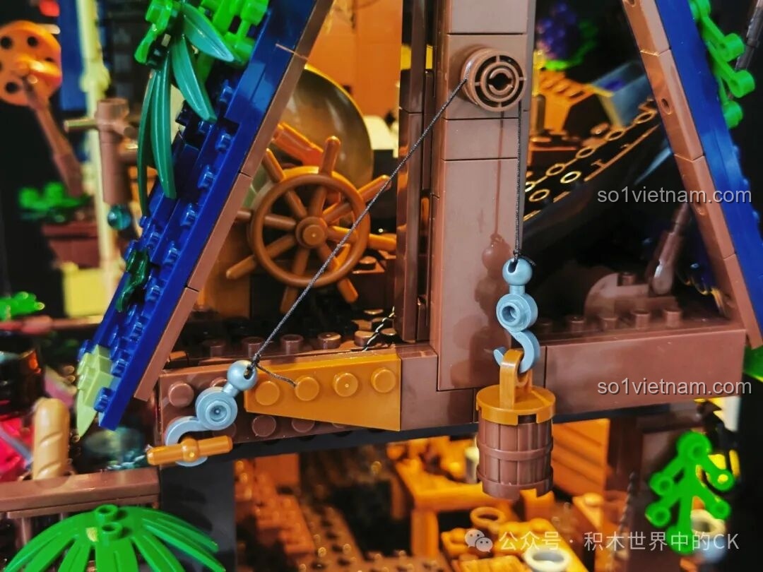 Góc nhìn cận cảnh nội thất quán rượu Funwhole F9011 với bàn ghế và đèn lồng, có đèn LED.