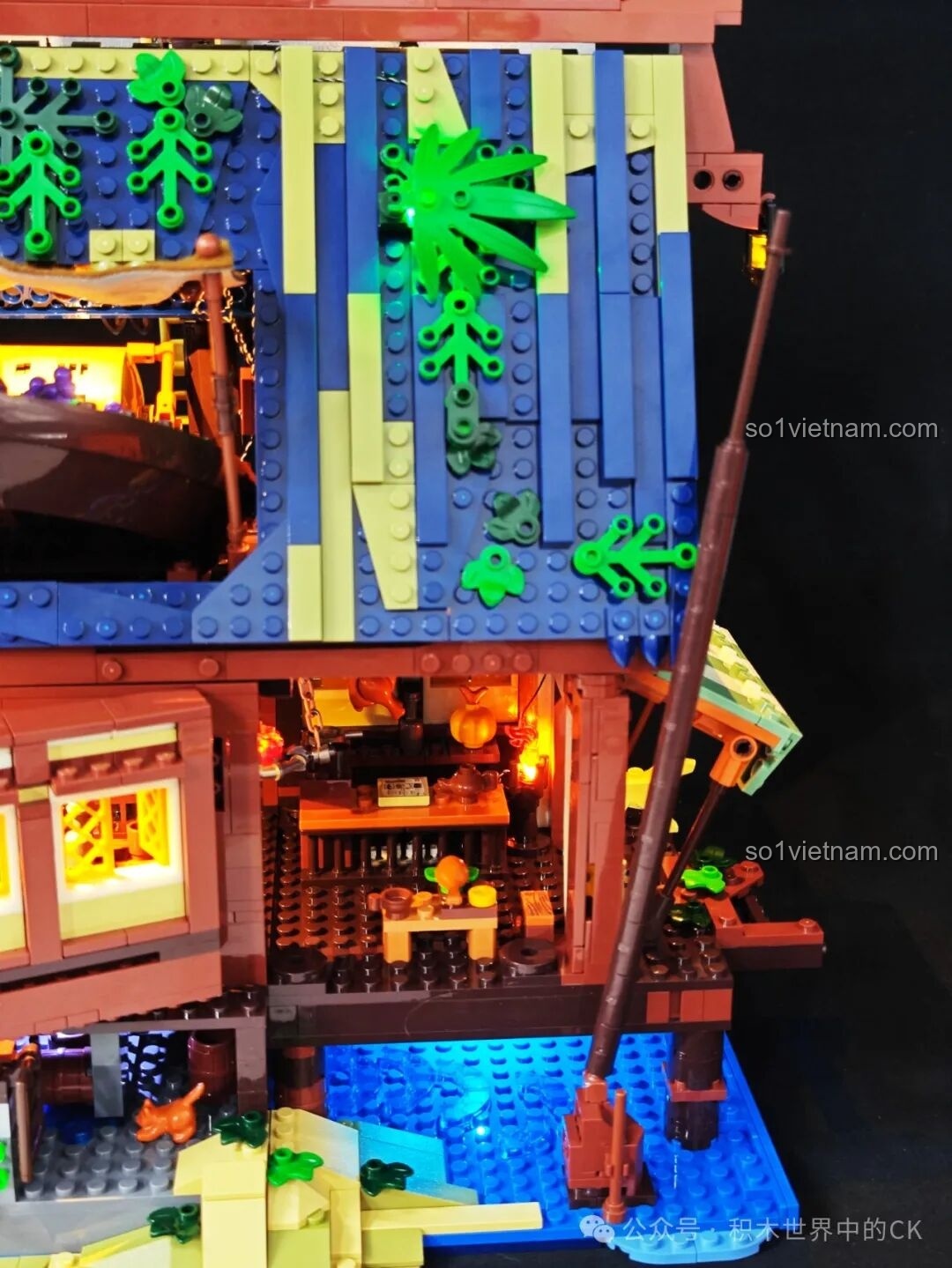 Chi tiết bánh lái tàu và ròng rọc với thùng gỗ treo trên cao của quán rượu Funwhole F9011.