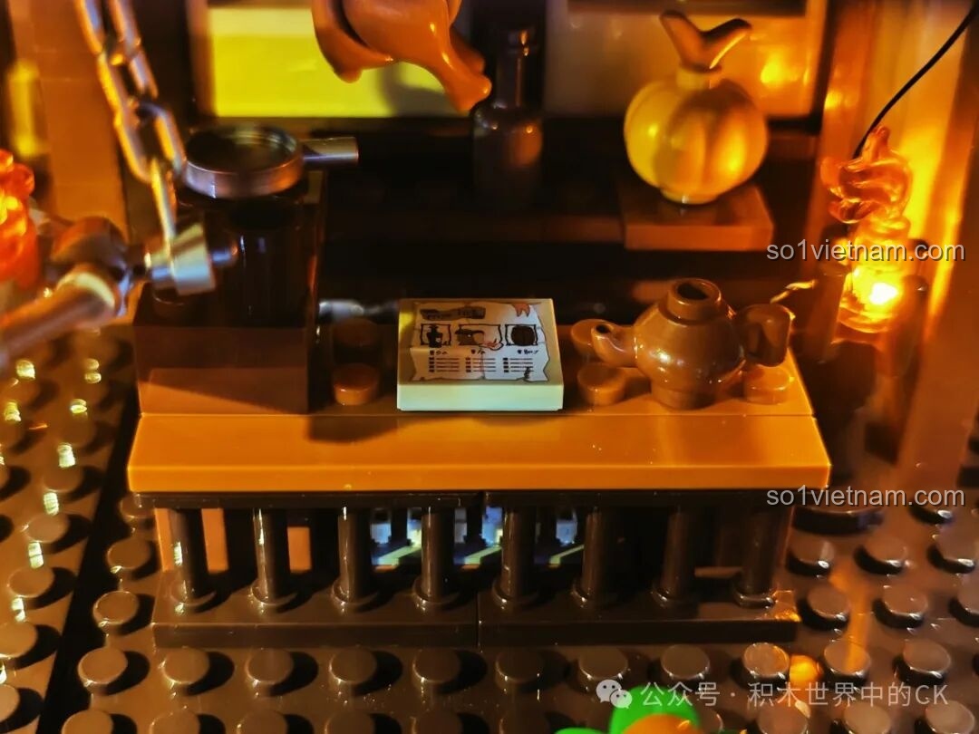 Cận cảnh nội thất quán rượu Funwhole F9011 với gà quay, bí ngô và đèn lồng, có đèn LED.