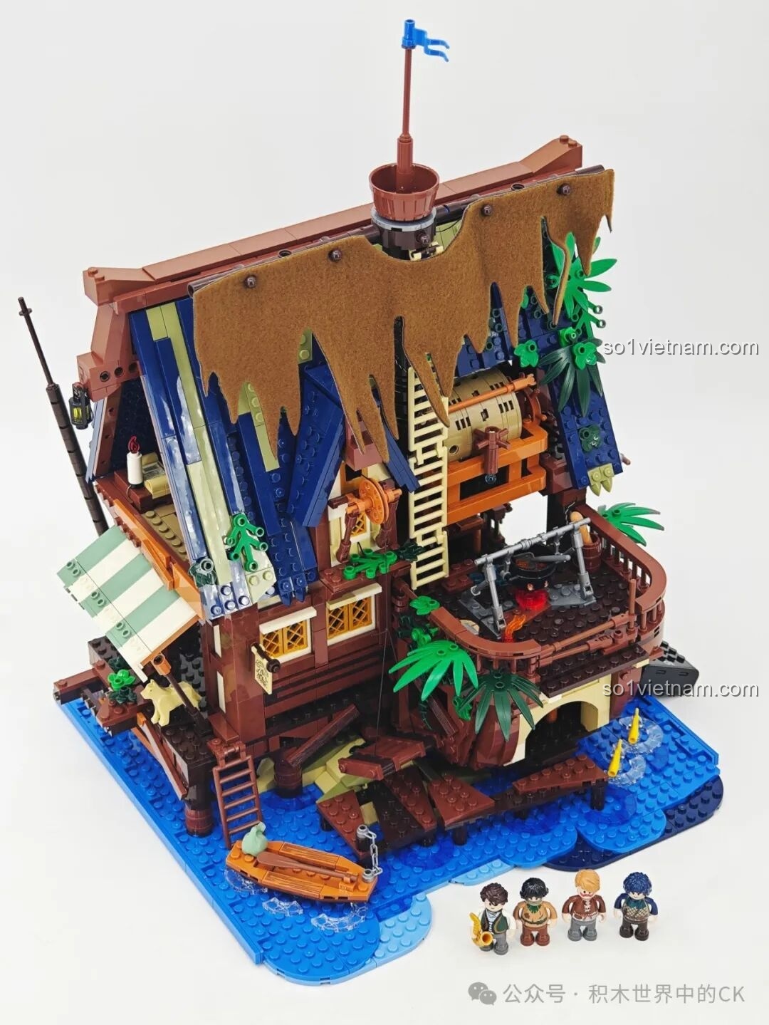 Chi tiết bàn nhỏ và các vật dụng trên bàn trong nội thất quán rượu Funwhole F9011.