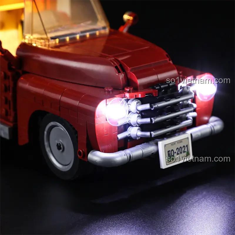 Cận cảnh đèn pha LED của Xe Cắm Trại Lumibricks F9012, chi tiết tinh xảo, đáng tiền cho bé trai 8 tuổi.