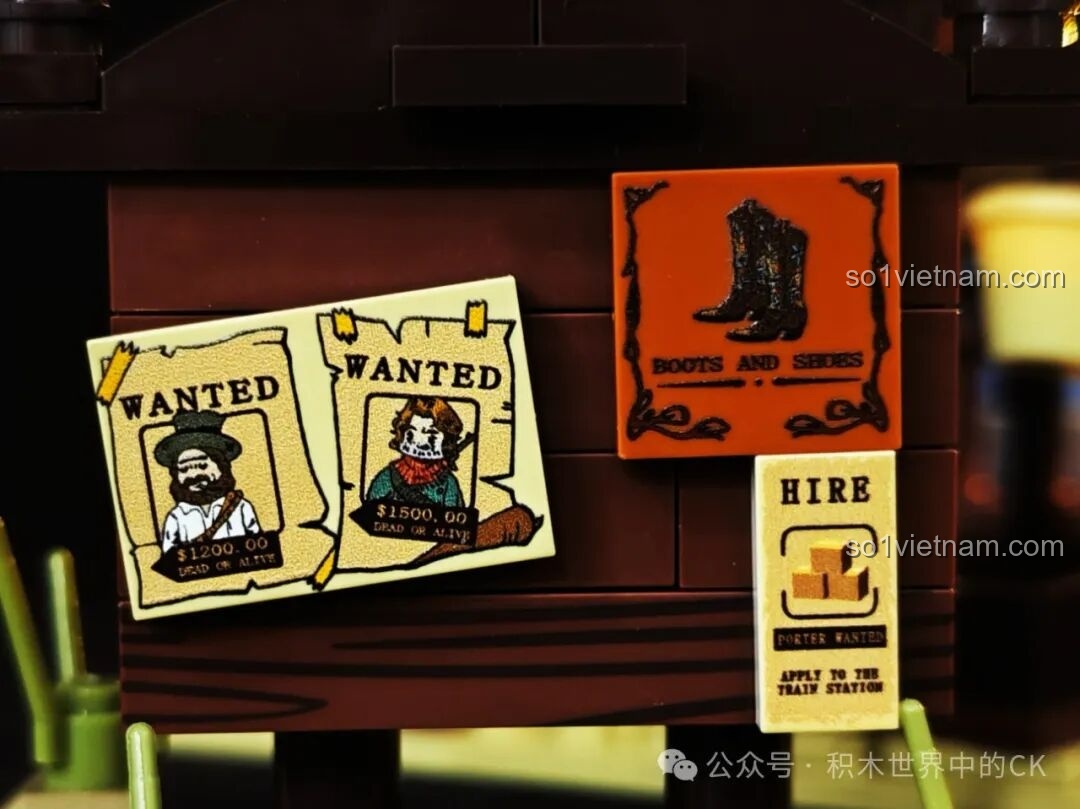 Cận cảnh các Wanted Poster chi tiết trên bảng thông báo của bộ FunWhole F9026 Văn phòng Cảnh sát trưởng Miền Tây.