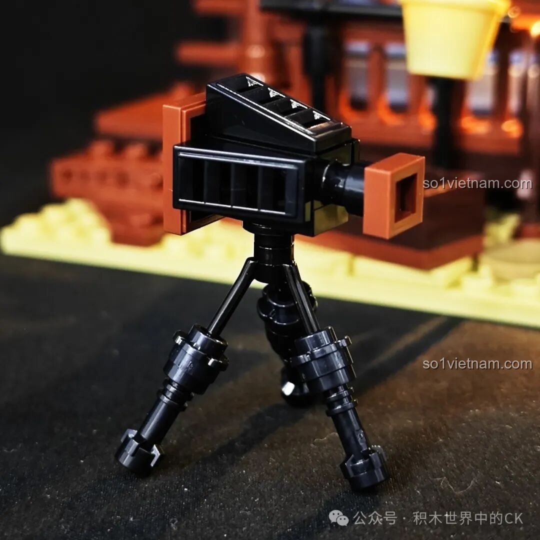 Cận cảnh chiếc camera cổ điển trên giá ba chân của bộ FunWhole F9026 Văn phòng Cảnh sát trưởng Miền Tây.