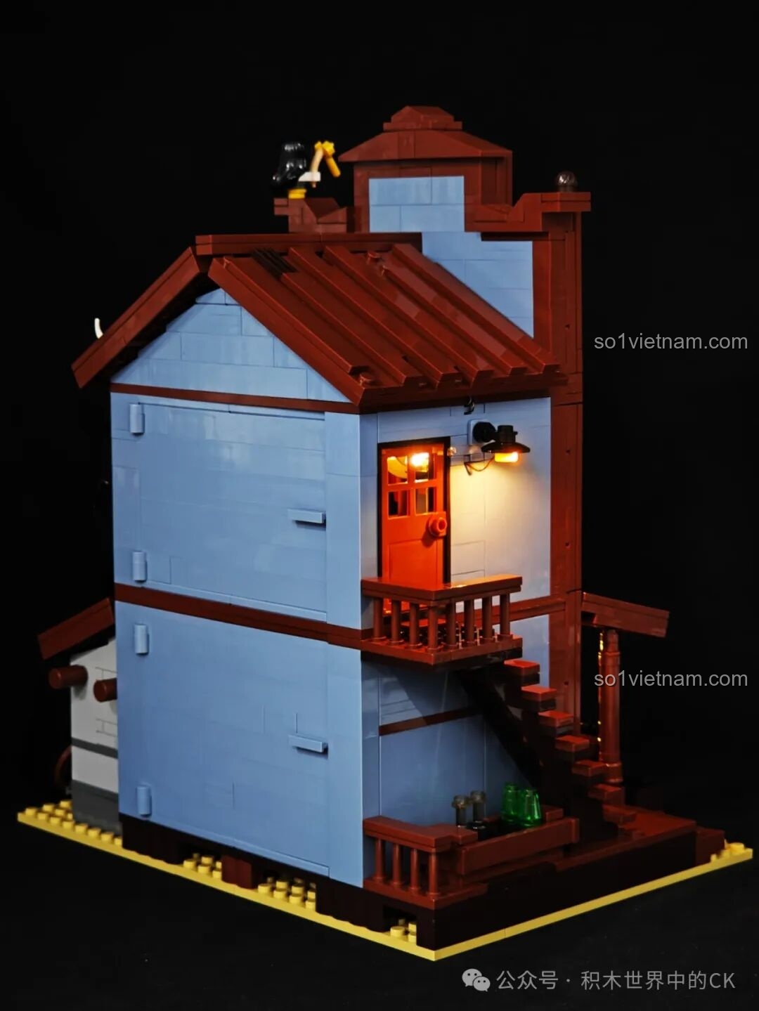 Góc nhìn bên hông mô hình FunWhole F9026 Văn phòng Cảnh sát trưởng Miền Tây với cửa ra vào và đèn LED.