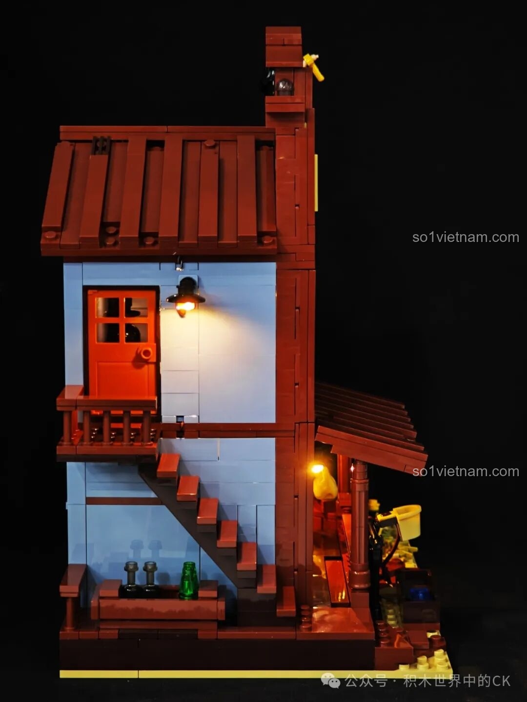 Mặt bên của mô hình FunWhole F9026 Văn phòng Cảnh sát trưởng Miền Tây với cửa sổ và đèn LED.