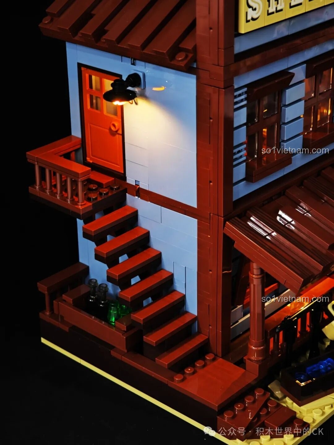 Cầu thang bên hông và cửa ra vào của mô hình FunWhole F9026 Văn phòng Cảnh sát trưởng Miền Tây.
