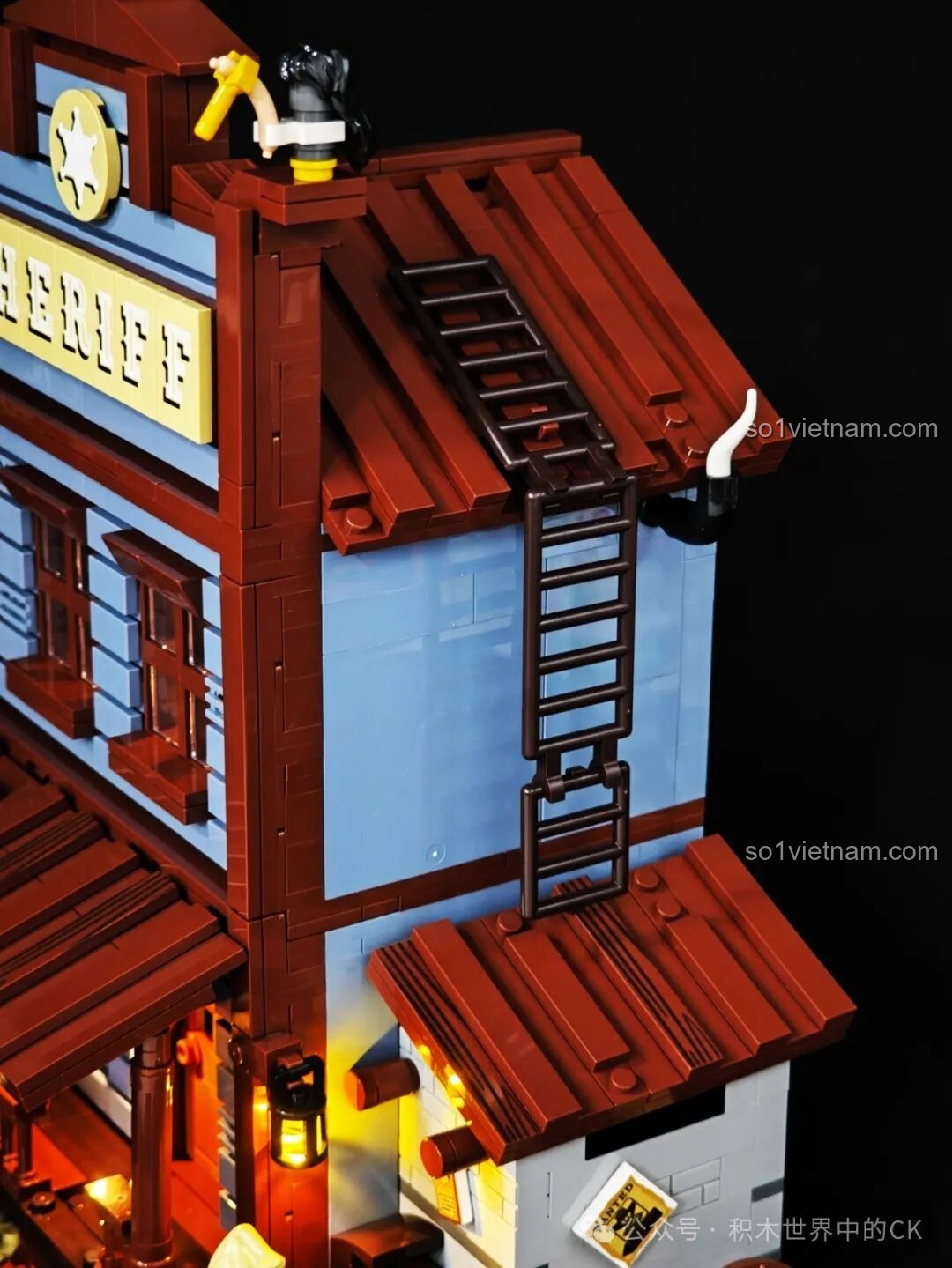 Cầu thang lên mái nhà của mô hình FunWhole F9026 Văn phòng Cảnh sát trưởng Miền Tây.