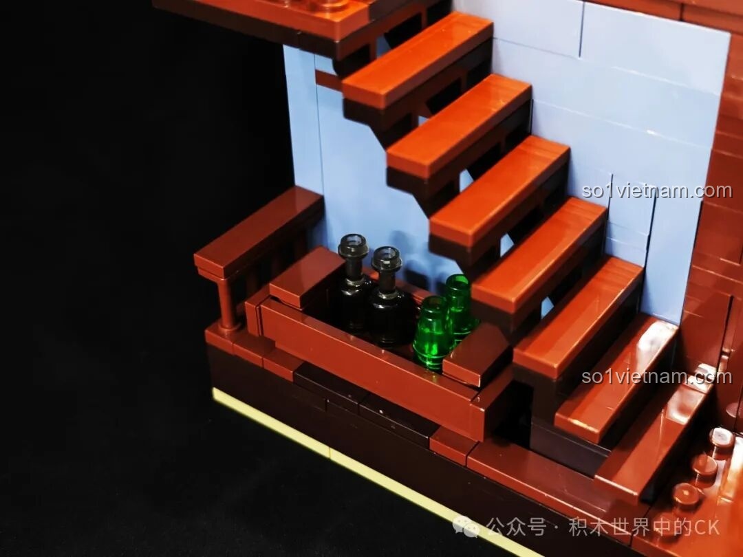 Cận cảnh chi tiết cầu thang và các chai lọ trang trí bên dưới của bộ FunWhole F9026 Văn phòng Cảnh sát trưởng Miền Tây.