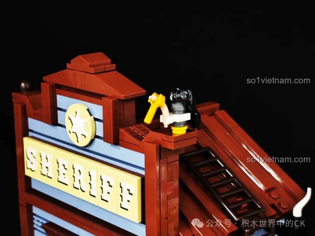 Cận cảnh chi tiết mái nhà và biển hiệu 