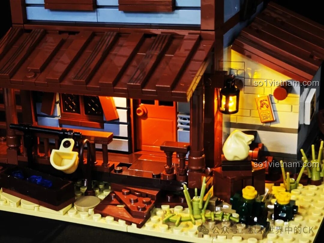 Cận cảnh chi tiết bên ngoài mô hình FunWhole F9026 Văn phòng Cảnh sát trưởng Miền Tây với đèn lồng và thùng nước.