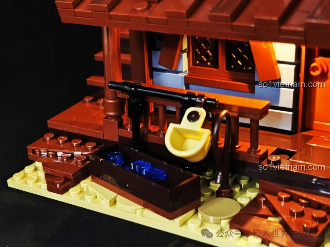 Cận cảnh thùng nước và máng ăn cho ngựa bên ngoài mô hình FunWhole F9026 Văn phòng Cảnh sát trưởng Miền Tây.