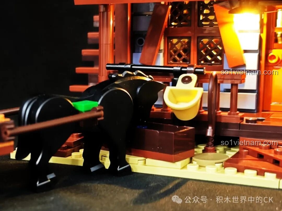 Mô hình ngựa và máng ăn bên ngoài FunWhole F9026 Văn phòng Cảnh sát trưởng Miền Tây.