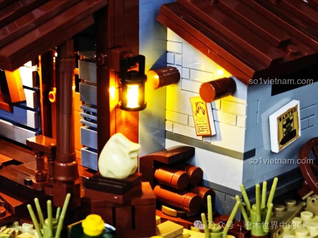 Cận cảnh đèn lồng và các chi tiết gỗ bên ngoài mô hình FunWhole F9026 Văn phòng Cảnh sát trưởng Miền Tây.