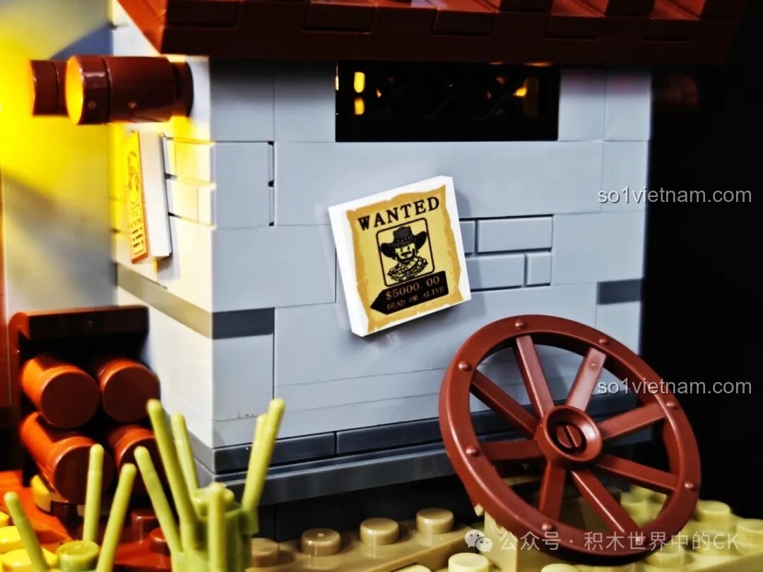 Cận cảnh Wanted Poster và bánh xe gỗ bên ngoài mô hình FunWhole F9026 Văn phòng Cảnh sát trưởng Miền Tây.