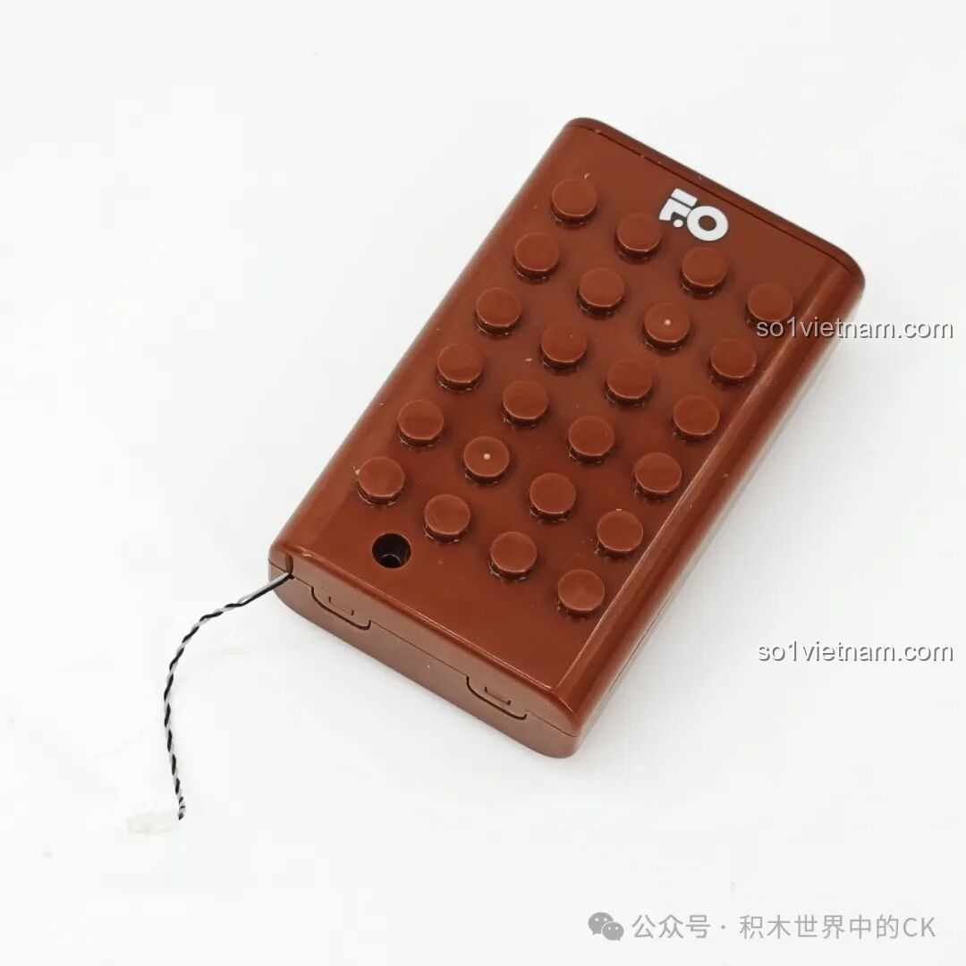 Hộp pin được thiết kế giống mảnh ghép của bộ FunWhole F9026 Văn phòng Cảnh sát trưởng Miền Tây.