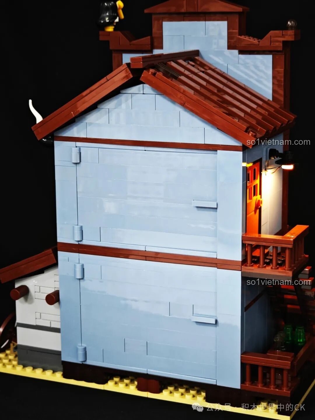 Mặt sau mô hình FunWhole F9026 Văn phòng Cảnh sát trưởng Miền Tây với các tấm tường có thể mở ra.