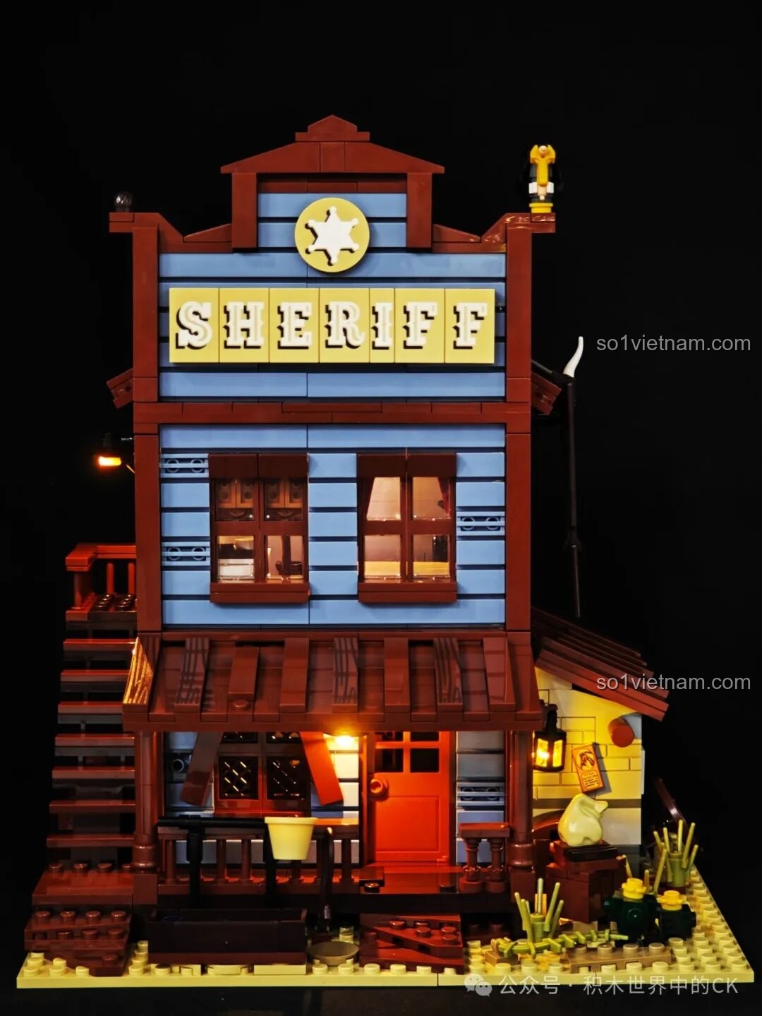 Mặt trước mô hình FunWhole F9026 Văn phòng Cảnh sát trưởng Miền Tây với đèn LED sáng rực.