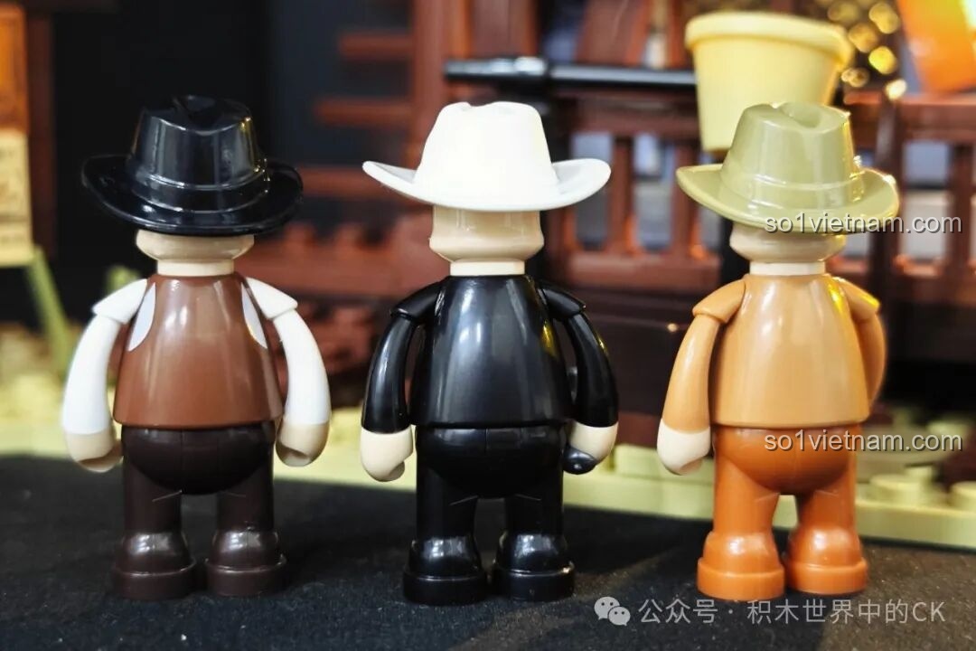 Mặt sau của ba nhân vật cảnh sát trưởng minifigure trong bộ FunWhole F9026 Văn phòng Cảnh sát trưởng Miền Tây.