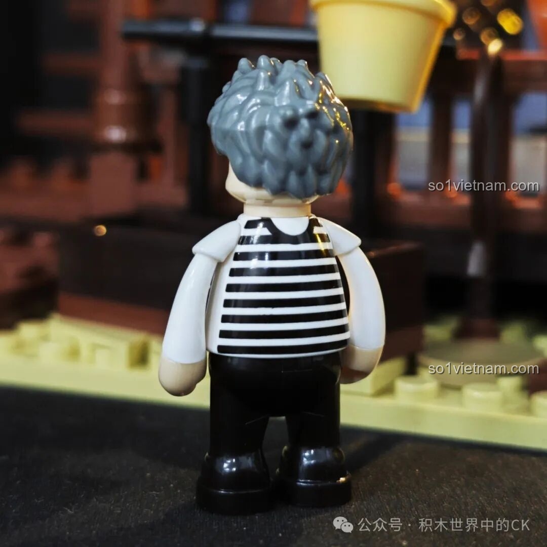 Mặt sau của nhân vật tội phạm minifigure trong bộ FunWhole F9026 Văn phòng Cảnh sát trưởng Miền Tây.