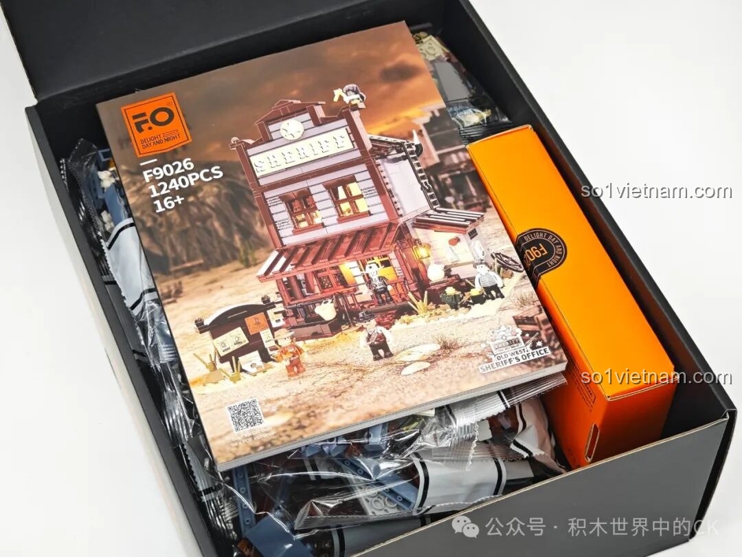 Mở hộp bộ lắp ghép FunWhole F9026 Văn phòng Cảnh sát trưởng Miền Tây, lộ ra sách hướng dẫn và hộp đèn LED.