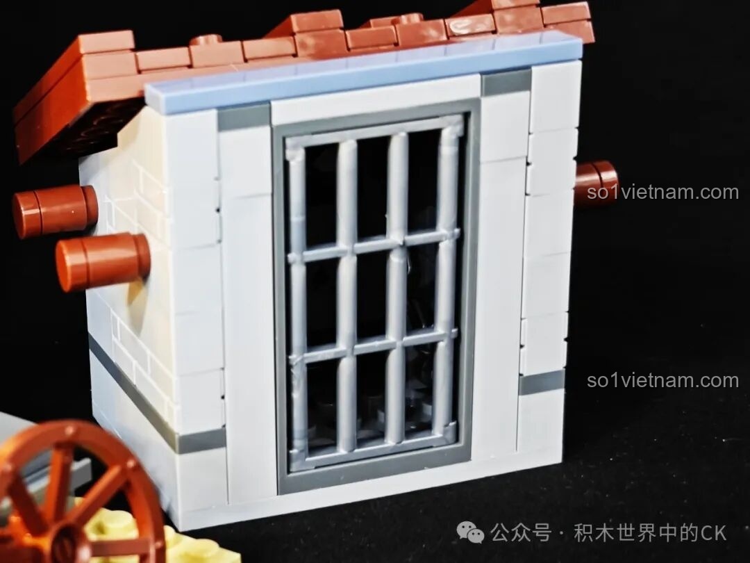 Cận cảnh cửa sổ song sắt của nhà tù trong bộ FunWhole F9026 Văn phòng Cảnh sát trưởng Miền Tây.