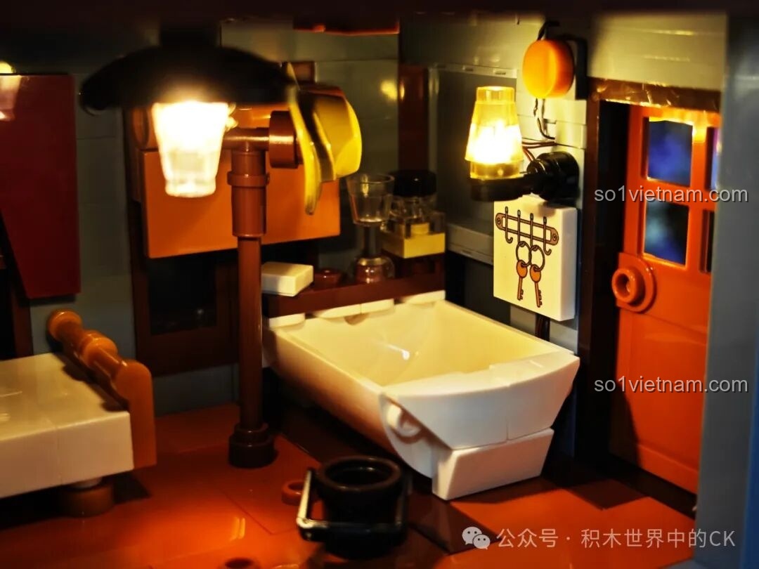 Cận cảnh bồn rửa mặt và các vật dụng cá nhân bên trong mô hình FunWhole F9026 Văn phòng Cảnh sát trưởng Miền Tây.