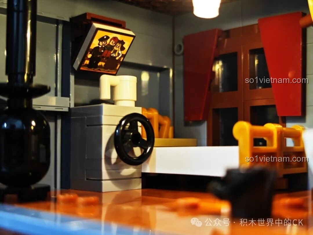 Cận cảnh giường ngủ và các chi tiết khác bên trong mô hình FunWhole F9026 Văn phòng Cảnh sát trưởng Miền Tây.