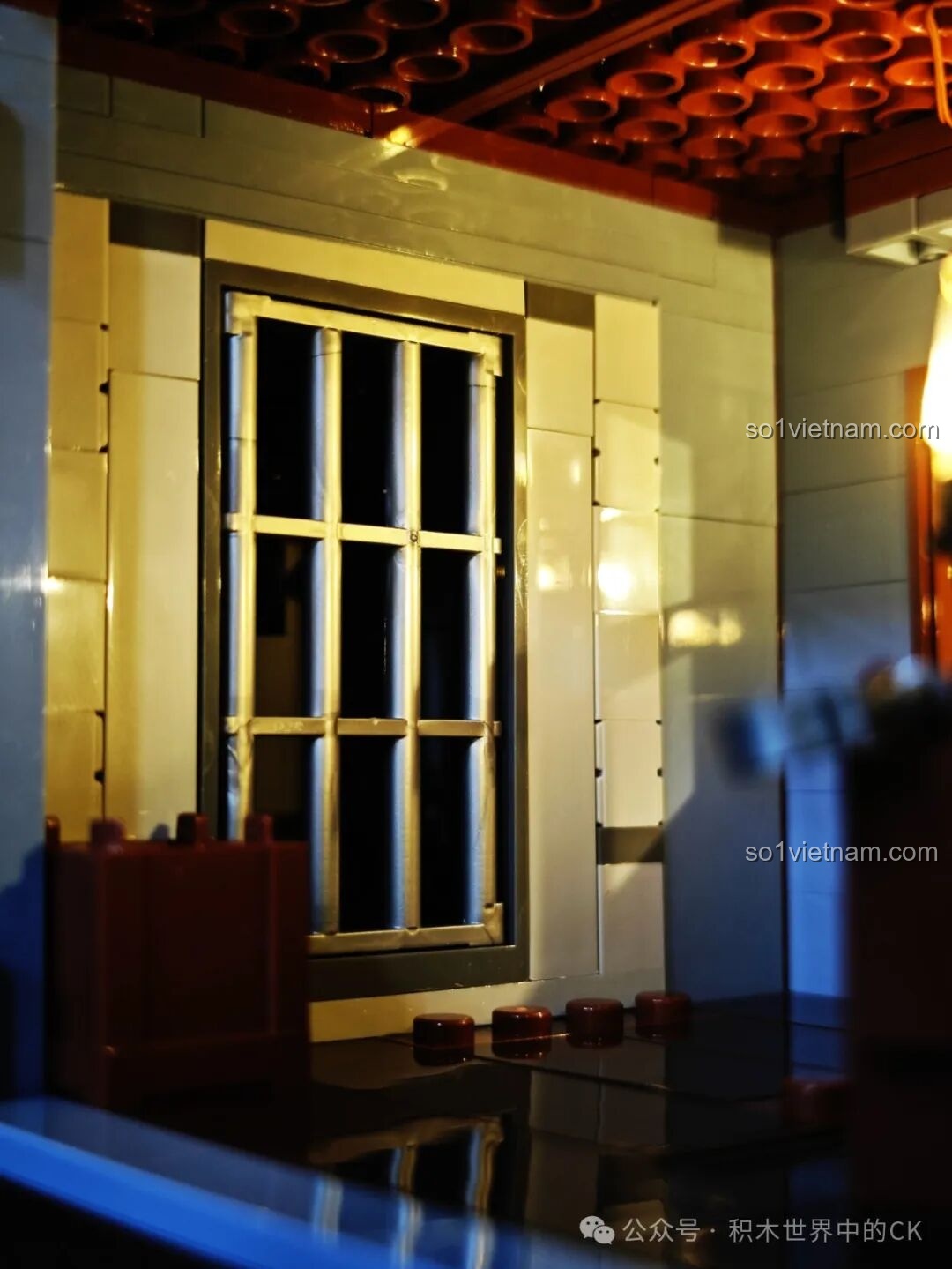 Cận cảnh cửa sổ song sắt của phòng giam bên trong mô hình FunWhole F9026 Văn phòng Cảnh sát trưởng Miền Tây.