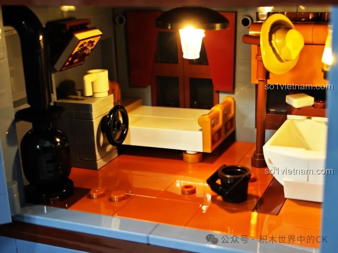 Nội thất tầng trên của mô hình FunWhole F9026 Văn phòng Cảnh sát trưởng Miền Tây, bao gồm giường và lò sưởi.