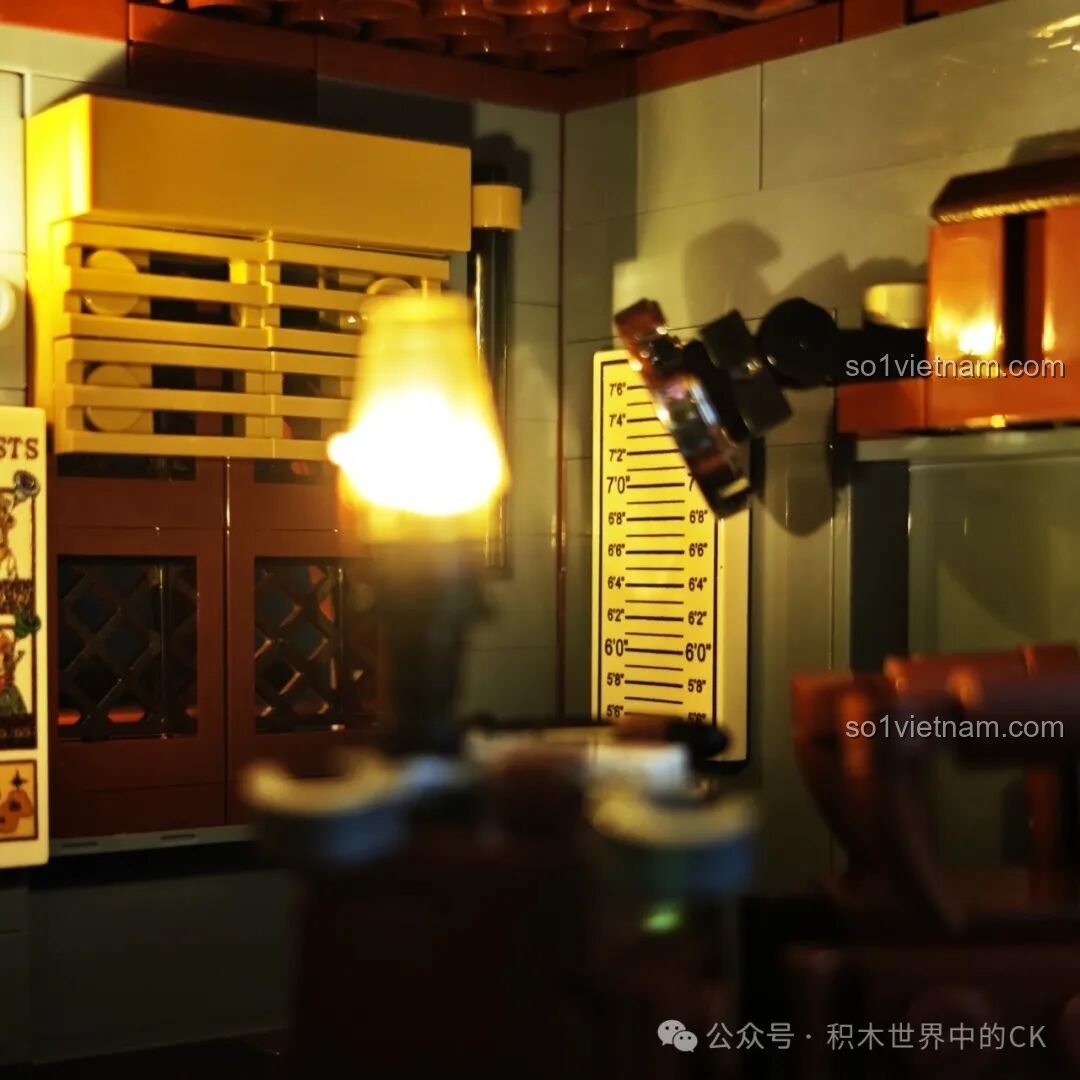 Cận cảnh thước đo chiều cao và các chi tiết khác bên trong mô hình FunWhole F9026 Văn phòng Cảnh sát trưởng Miền Tây.