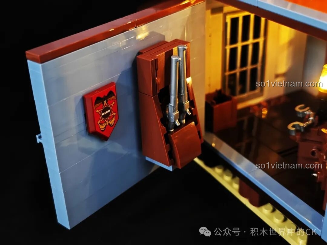 Cận cảnh tủ đựng súng và huy hiệu cảnh sát bên trong mô hình FunWhole F9026 Văn phòng Cảnh sát trưởng Miền Tây.