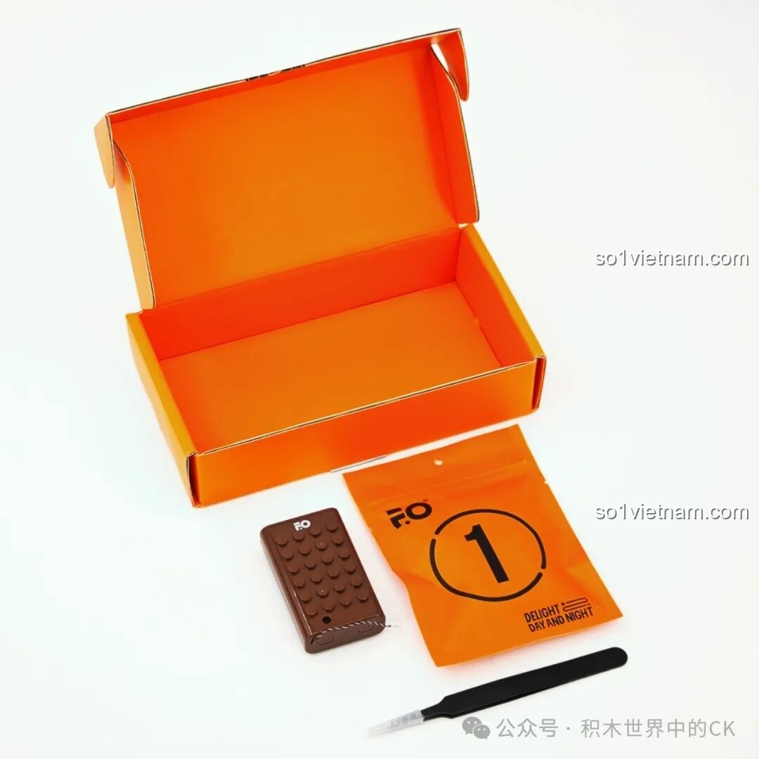 Các phụ kiện đi kèm bộ đèn LED của FunWhole F9026 Văn phòng Cảnh sát trưởng Miền Tây: hộp pin, túi đèn và nhíp.