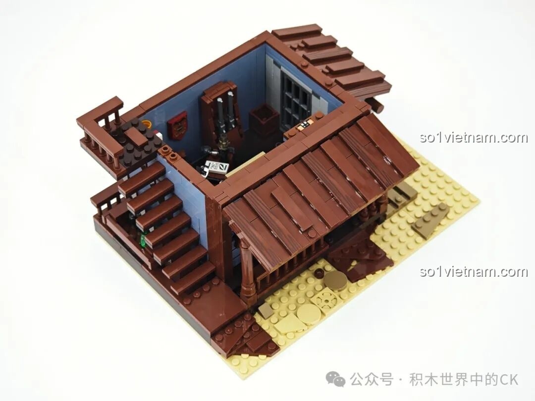 Quá trình lắp ráp bộ FunWhole F9026 Văn phòng Cảnh sát trưởng Miền Tây, nhìn từ trên xuống với mái hiên đã hoàn thiện.