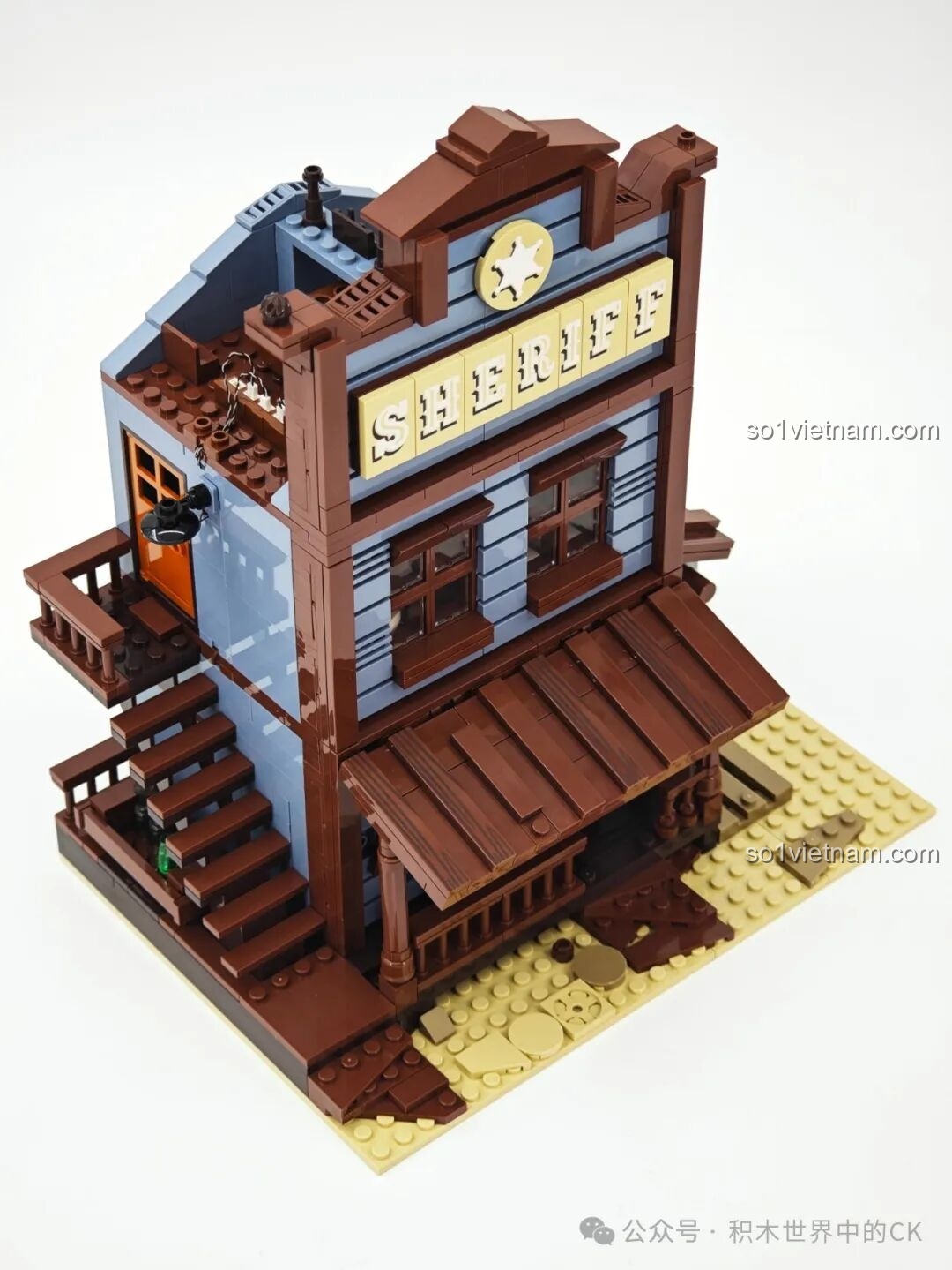 Quá trình lắp ráp bộ FunWhole F9026 Văn phòng Cảnh sát trưởng Miền Tây, dựng biển hiệu Sheriff.