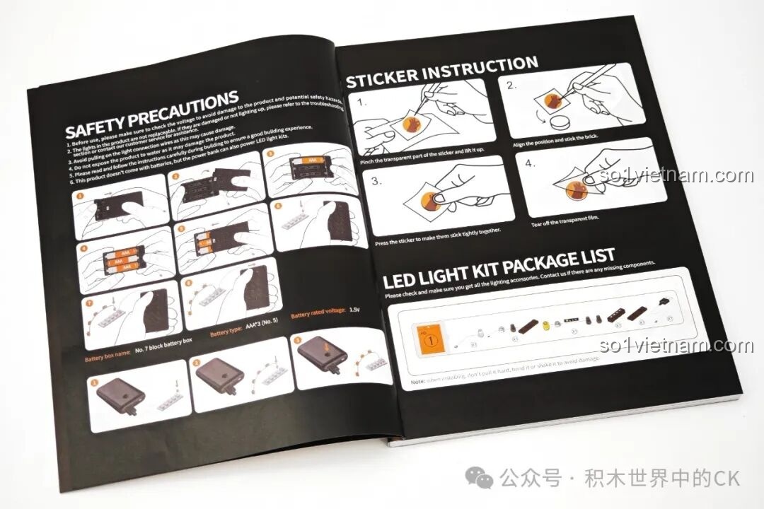 Trang hướng dẫn lắp đặt đèn LED và dán sticker trong sách của bộ FunWhole F9026 Văn phòng Cảnh sát trưởng Miền Tây.