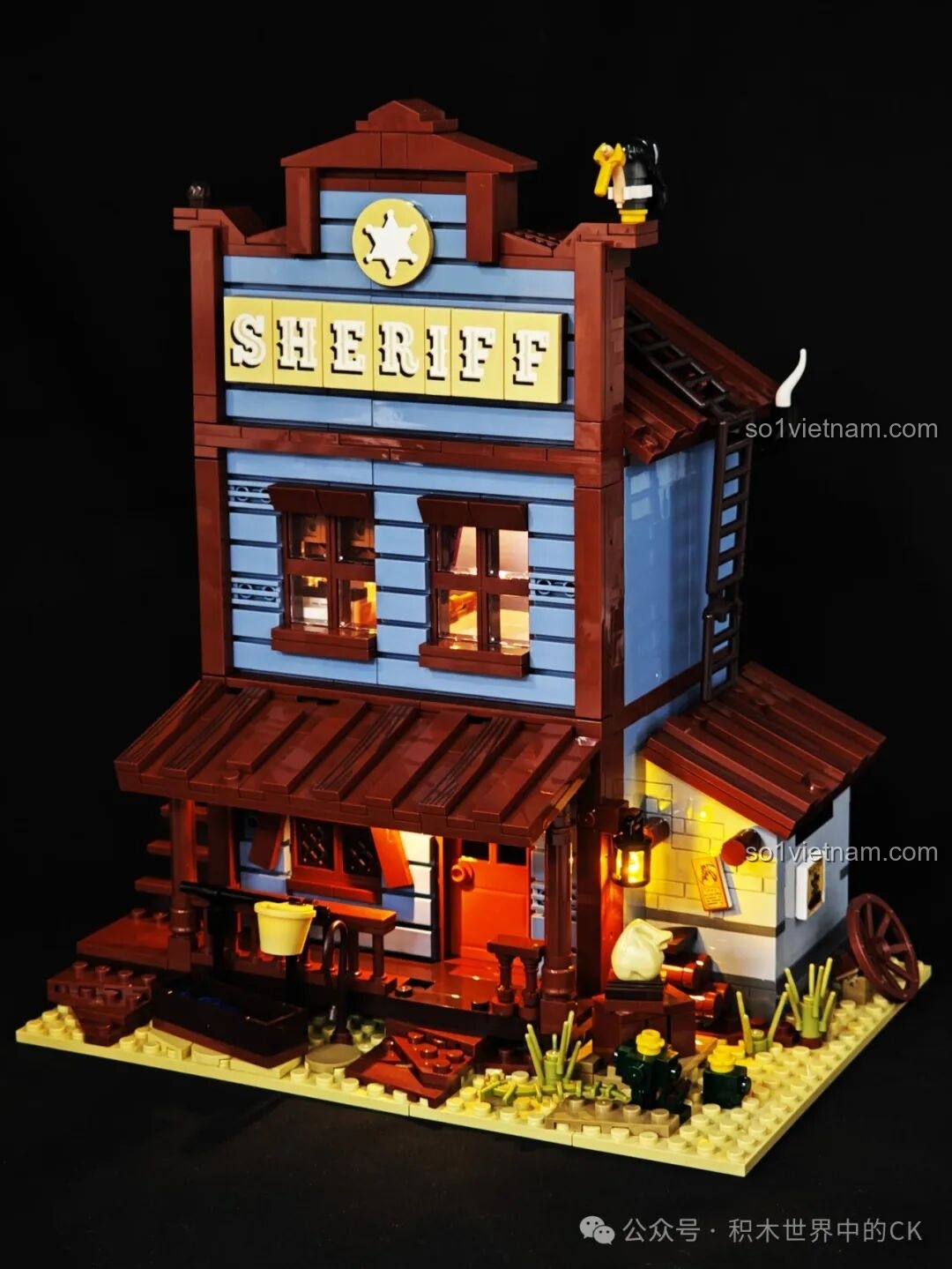 Mô hình hoàn chỉnh FunWhole F9026 Văn phòng Cảnh sát trưởng Miền Tây với đèn LED sáng rực trong đêm.