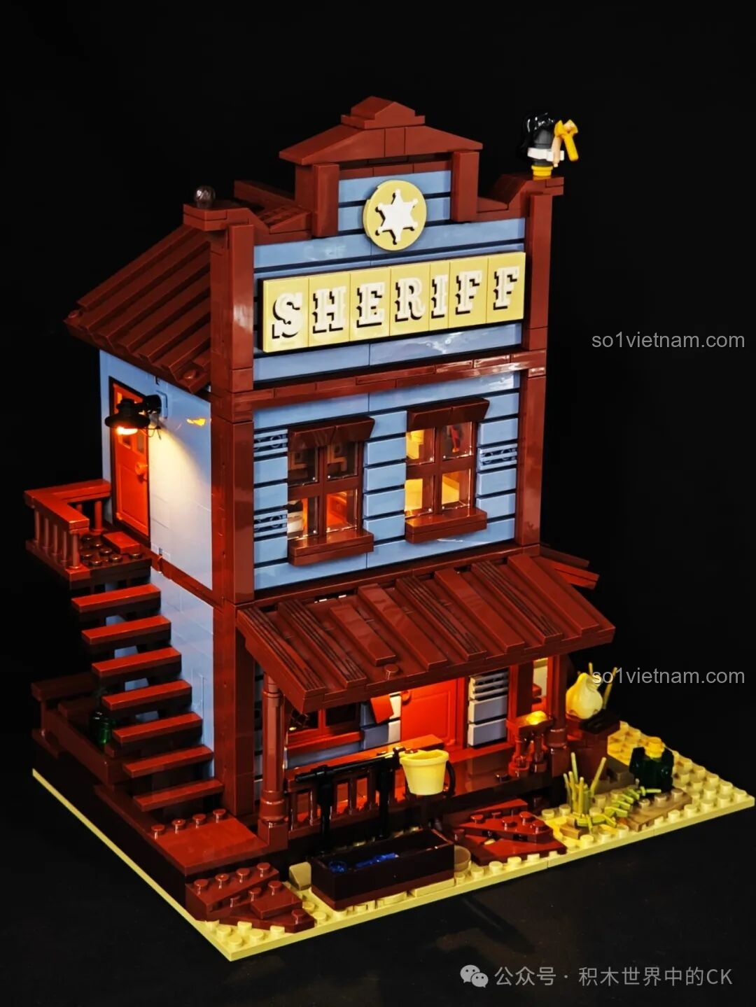 Mô hình hoàn chỉnh FunWhole F9026 Văn phòng Cảnh sát trưởng Miền Tây với đèn LED sáng rực, nhìn từ góc khác.