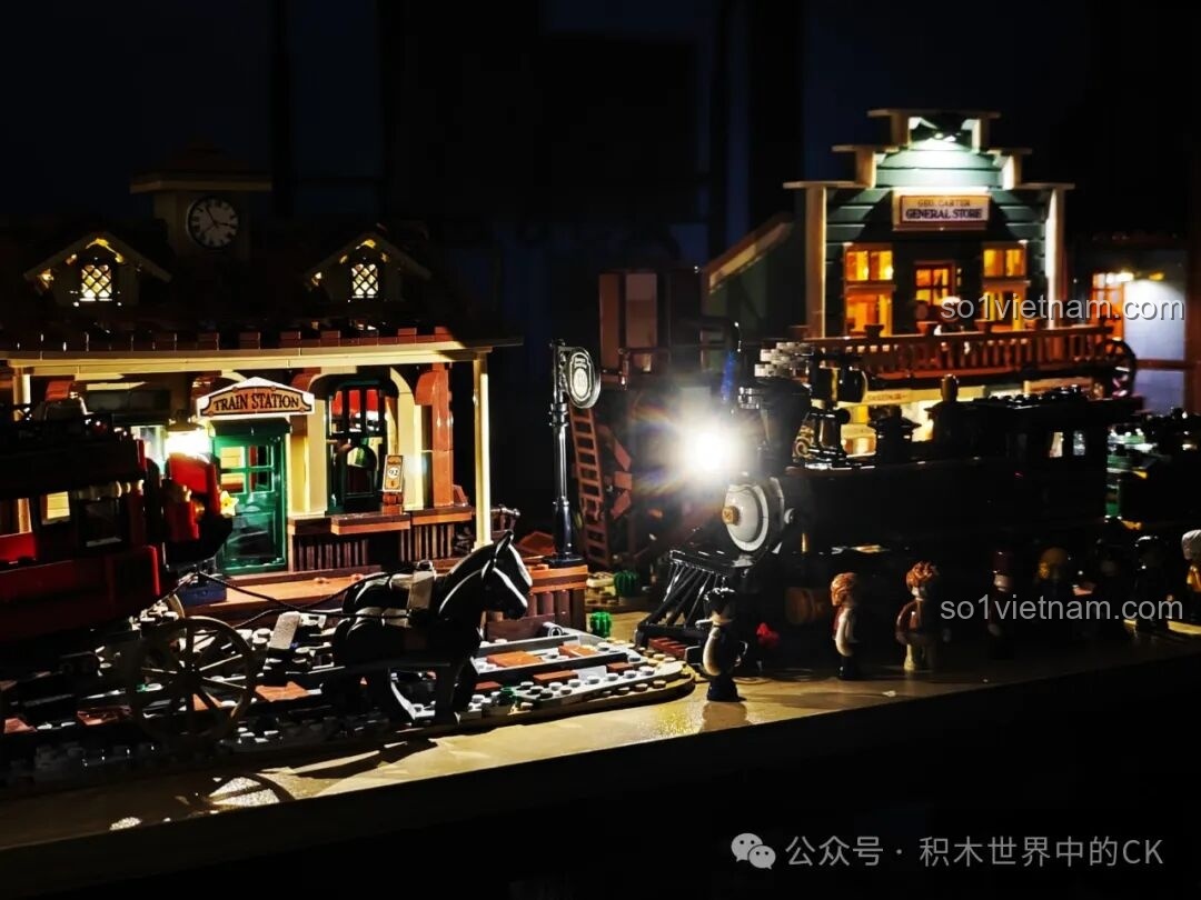 Mô hình tàu hỏa Funwhole F9036 đã hoàn thiện với đèn LED sáng.