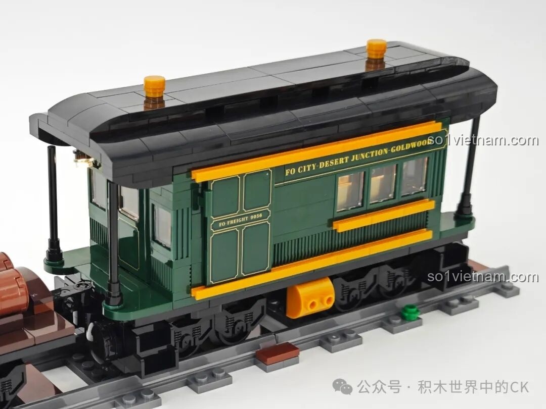 Mô hình tàu hỏa Funwhole F9036 đã hoàn thiện với đèn LED sáng.